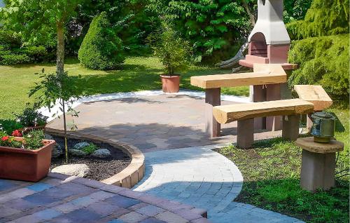 un parc avec un banc et une bouche d'incendie dans l'établissement Ferienwohnung Karlshagen, à Karlshagen