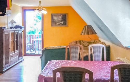 une salle à manger avec une table et des chaises et un escalier dans l'établissement Ferienwohnung Karlshagen, à Karlshagen