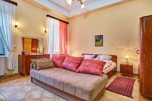a living room with a couch in a room at Apartments Old Sailor s House in Mali Lošinj