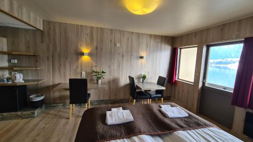 Кровать или кровати в номере Strand Fjordhotel