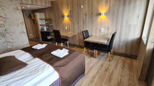 Кровать или кровати в номере Strand Fjordhotel