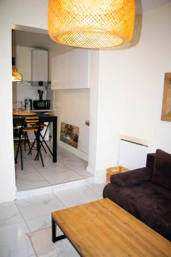 un salon avec un canapé et une table dans l'établissement Appartement moderne à Bagnolet, 60 m² avec Jacuzzi, à Bagnolet