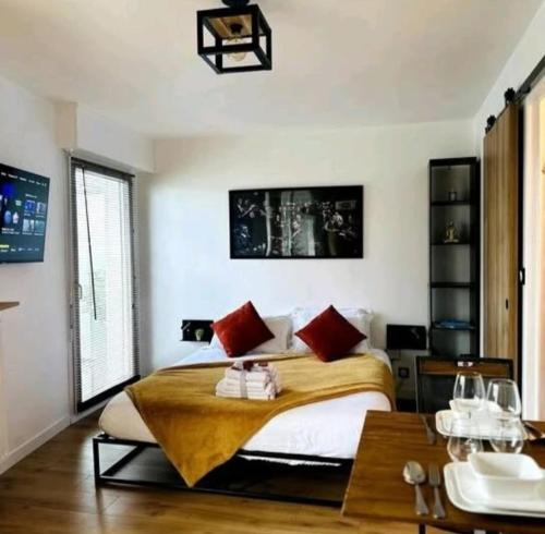 - une chambre avec un lit doté d'oreillers rouges dans l'établissement Le Golden-Terrasse & Parking, à Rennes