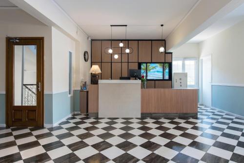 Una televisión o centro de entretenimiento en OPERA BLUE Hotel Gouvia Corfu