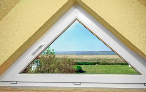 una ventana con vistas a un campo en Ferienwohnung Fuhlendorf, en Fuhlendorf