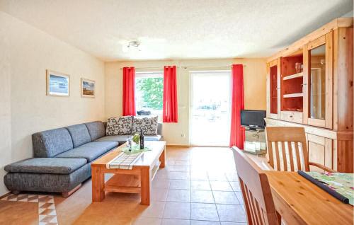 una sala de estar con un sofá y una mesa en Ferienwohnung Fuhlendorf, en Fuhlendorf