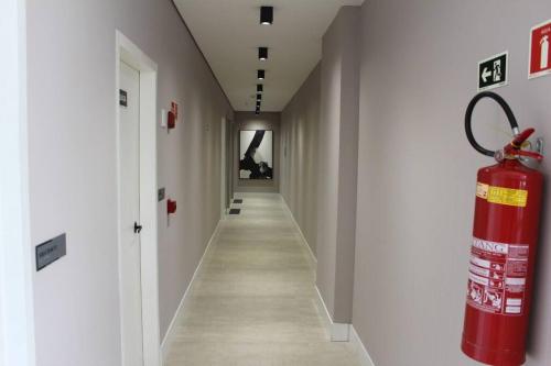 um hidrante está na parede de um corredor em Novo e Aconchegante Caminhe ao Allianz Parque em São Paulo