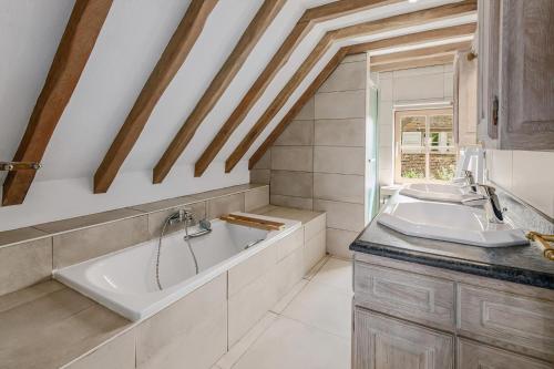 ein Badezimmer mit zwei Waschbecken und einer Badewanne in der Unterkunft Pirson V3 P in Oostduinkerke