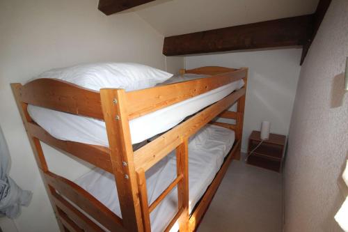 quelques lits superposés dans une chambre dans l'établissement Maison T2 cabine 4 couchages, terrasse cloturée, résidence Sun village avec piscine commune, 300m de la plage à PORTIRAGNES PLAGE LRSUNR6, à Portiragnes