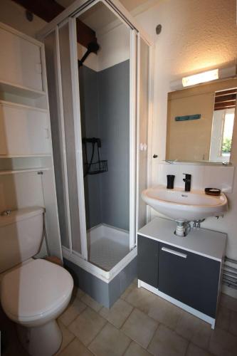 une salle de bain avec toilettes, lavabo et douche dans l'établissement Maison T2 cabine 4 couchages, terrasse cloturée, résidence Sun village avec piscine commune, 300m de la plage à PORTIRAGNES PLAGE LRSUNR6, à Portiragnes