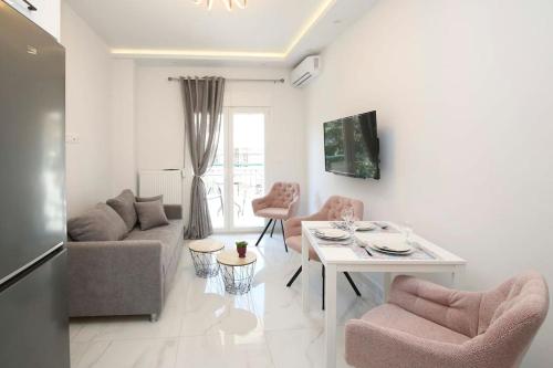 テッサロニキにある#Ioannas apartments 2bedroom houseのソファとテーブルのあるリビングルーム