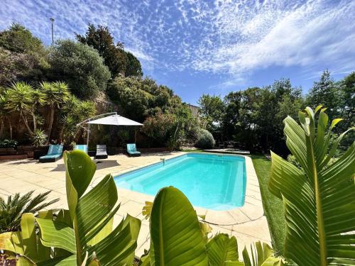 - une piscine dans une cour arborée dans l'établissement Villa Paloma pour 6 personnes avec piscine privée, à deux pas du Golf de Valcros, à La Londe-Les-Maures, à La Londe-les-Maures