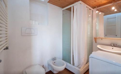 um banheiro branco com um vaso sanitário e uma pia em dHomes - Apartments and Rooms - Duomo Delight, terrace em Milão