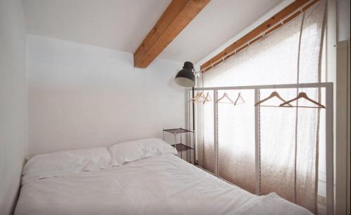 um quarto com uma cama e uma janela em dHomes - Apartments and Rooms - Duomo Delight, terrace em Milão