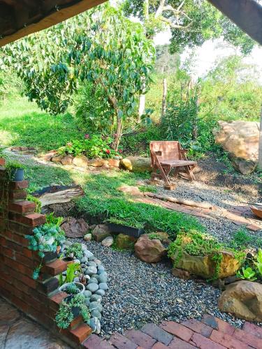 Un jardín fuera de Glamping el nido
