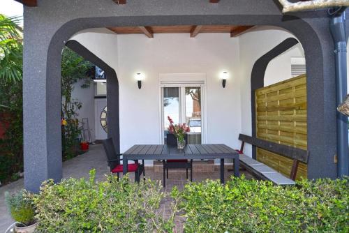 Welcoming apartment with shared pool