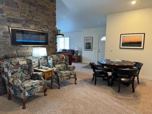 Zona de estar de Unit 701 5 bd 3 ba condo