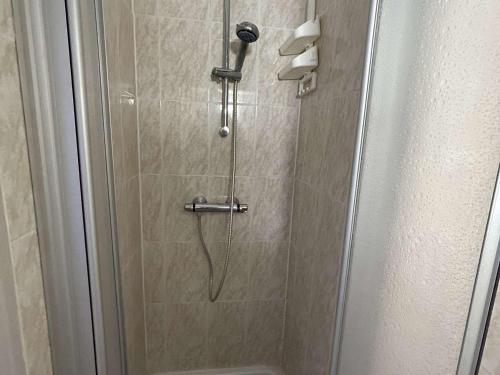 une douche avec pommeau de douche dans une salle de bain dans l'établissement Appartement lumineux, piscine, proche plage et commerces - FR-1-387-168, à Marseillan