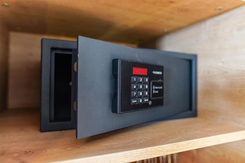 a microwave oven sitting on top of a counter at Simon´s Ferienwohnungen in Kurort Oberwiesenthal
