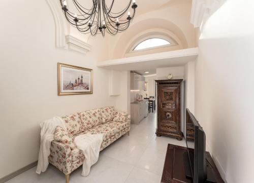 Cracow Royal Charm Studio by BookingHost