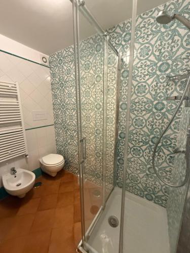 a bathroom with a shower and a toilet at Palazzo Dogana Room&Suite in Salerno