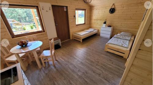 Ένα ή περισσότερα κρεβάτια σε δωμάτιο στο VIP VILLAGE Las Woda Rower - Podgrzewany Basen, Balia, Sauna