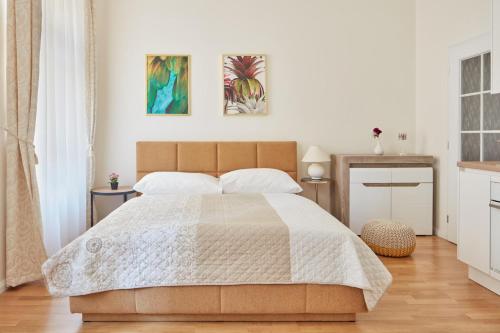 Prague Days - Sunlit Studio near National Museum