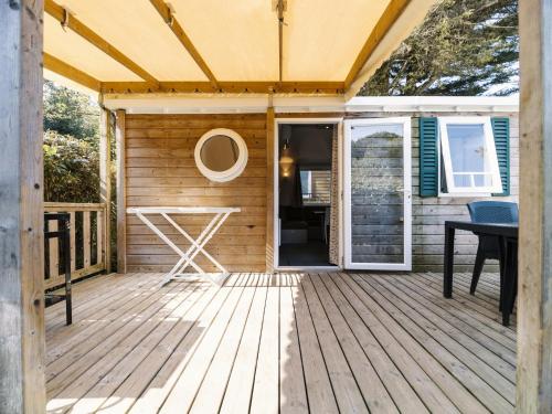Балкон или терраса в Camping 4 étoiles Les Fougères