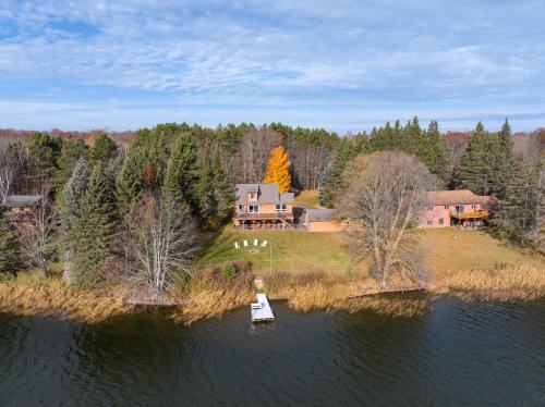 Una vista aérea de una casa en una isla en el agua. en Kenny Lodge Condo, en Namekagon