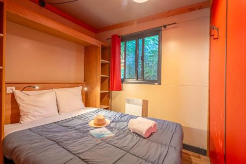 Кровать или кровати в номере Camping 4 étoiles Les Fougères
