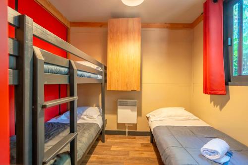 Кровать или кровати в номере Camping 4 étoiles Les Fougères