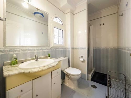 un baño con lavabo e inodoro en Apartment in holiday community with shared pool, en Orihuela