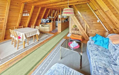 un soggiorno con tavolo e divano in una cabina di Ferienhaus Lühmannsdorf a Lühmannsdorf