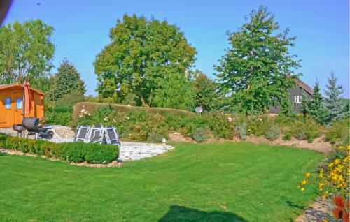 a garden with a lawn and a house at Ferienwohnung Feldberger in Conow