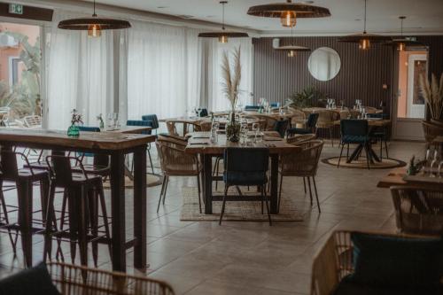 a restaurant with tables and chairs in a room at Camping Del Mar 265, Mobile Home Excellence, 3 chambres, 6 personnes, 2 Salles de Bain, bord de mer in Argelès-sur-Mer