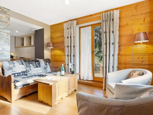 un salon avec un lit et une table dans l'établissement Apartment Fer à Cheval-1 by Interhome, à Châtel