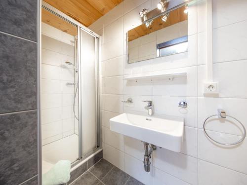 Bilik mandi di Holiday Home Kleewein by Interhome