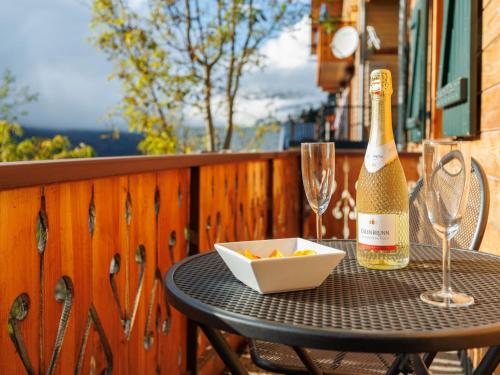 - une table avec une bouteille de champagne et 2 verres dans l'établissement Apartment Fer à Cheval-2 by Interhome, à Châtel