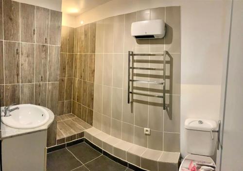 une salle de bain avec un lavabo et des toilettes dans l'établissement Le Loft Provençal, au Thor