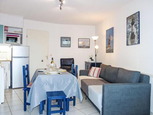 un salon avec une table et un canapé dans l'établissement Apartment Les Goelettes-6 by Interhome, à Saint Cyprien Plage