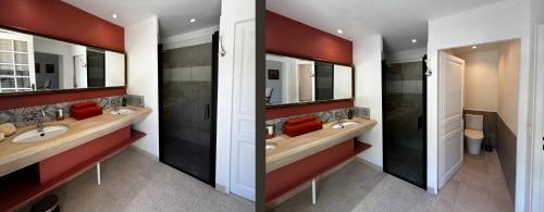 une salle de bain avec deux lavabos et deux miroirs dans l'établissement Le Mas Magnan, à Saint-Alexandre