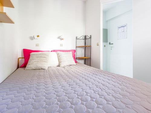 - une chambre avec un grand lit aux accents roses dans l'établissement Apartment L'Ange Gardien-2 by Interhome, à Beaulieu-sur-Mer