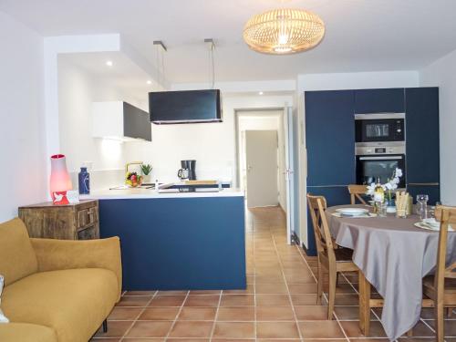 une cuisine et une salle à manger avec une table dans une pièce dans l'établissement Apartment Catalona by Interhome, à Saint Cyprien Plage
