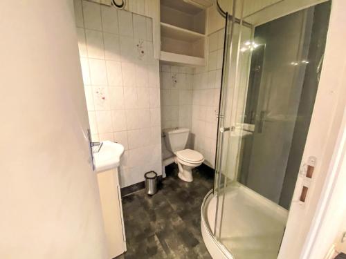 une salle de bain avec toilettes et douche en verre dans l'établissement Studio Arve 1 et 2-3 by Interhome, à Chamonix-Mont-Blanc