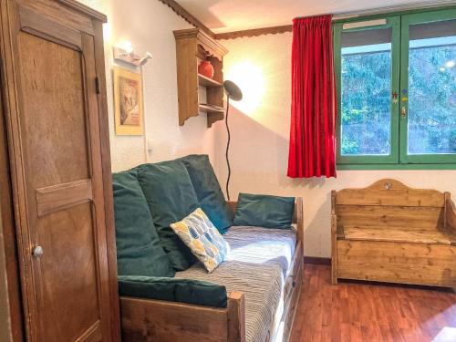 un salon avec un canapé vert et une fenêtre dans l'établissement Studio Le Grépon-3 by Interhome, à Chamonix-Mont-Blanc
