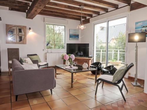 un salon avec un canapé et une table dans l'établissement Holiday Home Etoile de Mer by Interhome, à Erquy