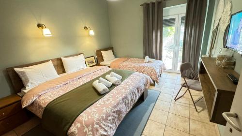 Postel nebo postele na pokoji v ubytování Villa Gomfoi Trikala - Smart Town BnB
