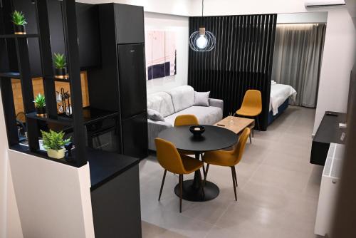 una sala de estar con una mesa y un sofá en GMluxuryapartments, en Larisa