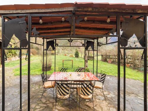 A garden outside Apartment Potes Vinon - Cabaña by Interhome