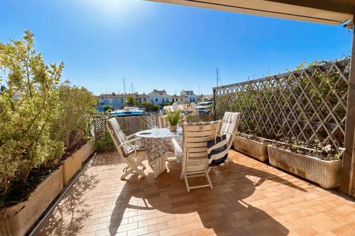- un patio avec 2 chaises et une table dans l'établissement Renovated 2 room apartment - AC and terrace, à Grimaud